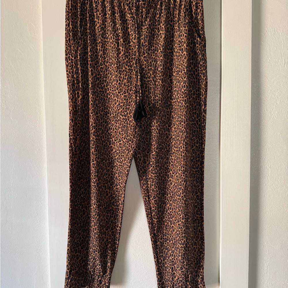 Tommy Bahama Brown and Black Print Pants. Stretch material. Lightweight.